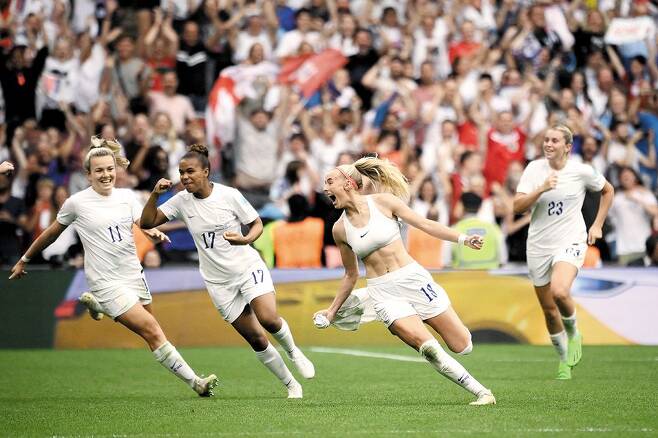지난달 31일 영국 런던에서 열린 '여자 유로' 결승전에서 잉글랜드팀의 클로이 켈리 선수가 결승골을 넣고 환호하고 있다. /AFP연합뉴스