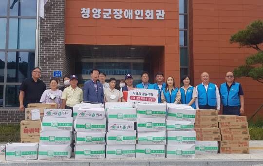 대전시민들로 구성된 대전봉사체험교실(회장 권흥주)이 지난 16일 청양지역 장애인들의 건강을 위해 돼지 등뼈, 한우 사골, 비빔국수 등 후원 물품을 전달했다.사진=청양군 제공