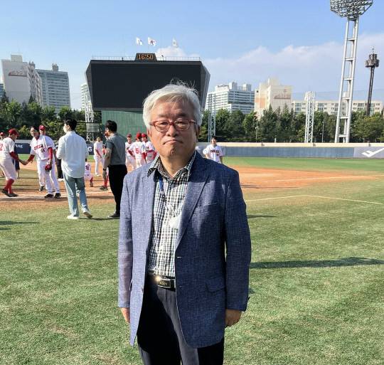 승리 직후 경기장에서 포즈를 취하고 있는 김인 대전고 총동창회장 모습. 사진=오장연 수습기자