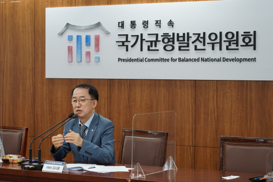 김사열 국가균형발전위원장이 18일 광화문 사무실에서 출입기자단과 간담회를 갖고 있다.