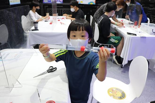 18일 2022 대한민국 과학축제에 참여한 전아혁 어린이가 직접 만든 소리총을 선보이고 있다. 이영애 기자 yalee@donga.com