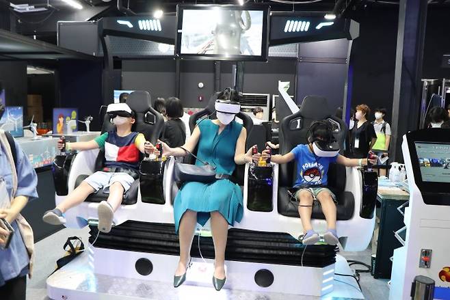 2022 대한민국 과학축제에서 관람객이 가상현실(VR) 체험을 즐기고 있다. 이영애 기자 yalee@donga.com