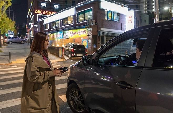 조윤영 한겨레21 기자가 카풀 앱 ‘럭시’에 가입한 운전자를 만나 동승하기 전에 이야기를 나누고 있다. 한겨레21 박승화 기자.