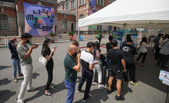 코로나19 신규 확진자가 18만803명을 기록한 17일 오후 서울 중구 서울역 임시선별검사소에서 검사를 받으려는 이들이 대기하고 있다. 뉴시스