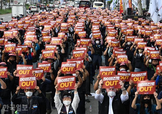 18일 오후 서울 강남구 하이트진로 본사 앞에서 열린 고공농성 투쟁 승리 공공운수노조 결의대회에서 노조원들이 구호를 외치고 있다. 고영권 기자