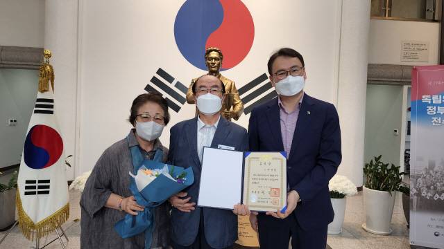 ▲ 항일운동단체 상록회에 가입해 민족주의 고취에 앞장섰던 고 이풍섭(춘고 10회)씨의 독립유공자 대통령 표창이 17일 서울 윤봉길 의사 기념관에서 진행됐다. 표창은 고인을 대신해 고인의 장남인 이규철(춘고 30회)씨가 수상했다.