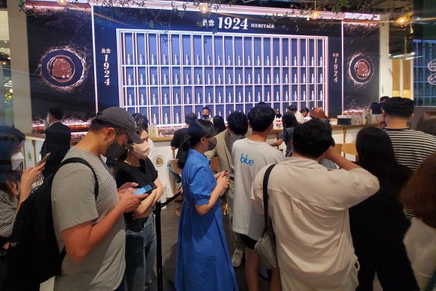 하이트진로는 18일 프리미엄 증류식 소주인 '진로 1924 헤리티지'를 정식 출시했다. 사진은 지난 5일부터 서울 영등포구 더현대서울에서 연 팝업 매장 풍경. 사진=하이트진로