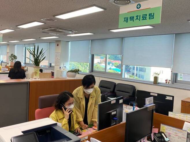 봉화군 코로나19 재택치료팀이 독거노인에게 전화를 걸어 건강 상태를 확인하고 있다. (봉화군 제공) 2022.08.18