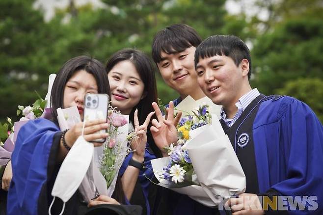 2021학년도 후기 학위수여식이 열린 18일 오전 서울 성동구 한양대학교 서울캠퍼스에서 학위수여식을 마친 졸업생들이 기념사진을 찍고 있다.
