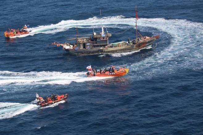 중국 조업 어선에 대한 단속을 실시하고 있는 해양경찰.   사진=해양경찰청