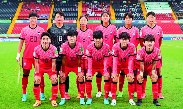 한국 20세 이하(U-20) 여자대표팀이 지난 15일 코스타리카 알라후엘라의 알레한드로 모레라 소토 경기장에서 열린 나이지리아와 2022 국제축구연맹(FIFA) U-20 여자 월드컵 C조 조별리그 2차전 경기 시작을 앞두고 기념촬영을 하고 있다. 대한축구협회 제공