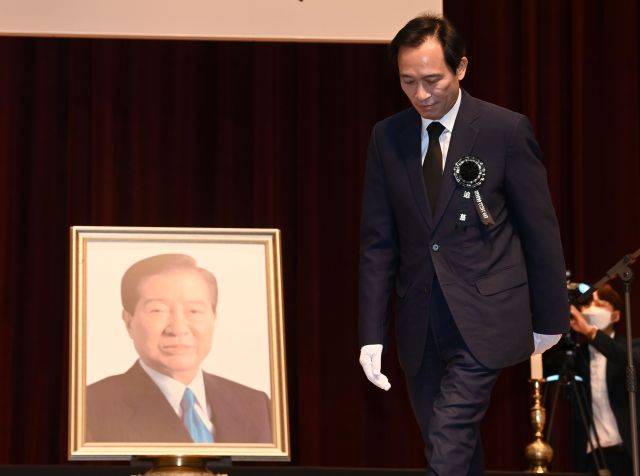 우상호 더불어민주당 비상대책위원장이 18일 오전 서울 동작구 국립서울현충원 현충관에서 열린 김대중 전 대통령 서거 13주기 추도식에서 추모사를 마치고 자리로 이동하고 있다. 국회사진기자단