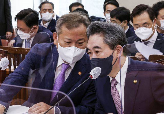 18일 오전 국회에서 열린 행정안전위원회 전체회의에서 이상민 행안부 장관(왼쪽)과 윤희근 경찰청장이 대화하고 있다. 국회사진기자단