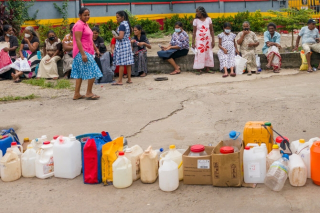 스리랑카 경제 수도인 콜롬보 시민들이 연료를 구매하기 위해 줄을 서 있다.