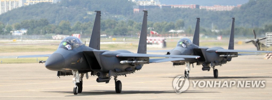 대구 공군기지의 F-15K : eo대구 제11전투비행단 활주로에서 훈련 중인 한국 공군 주력전투기 F-15K. 연합뉴스