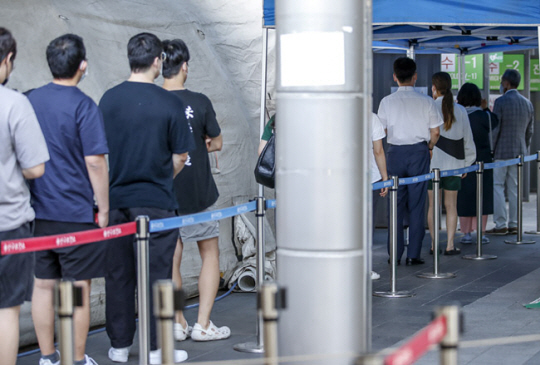 18일 오전 서울 용산구보건소를 찾은 시민들이 검사를 받기 위해 줄지어 서 있다. 뉴시스