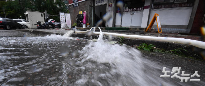 9일 서울 서초구 한 아파트 상가 지하에 지난밤 들어찬 빗물에 대한 배수 작업이 이뤄지고 있다. 박종민 기자