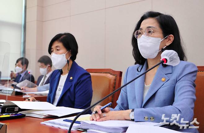 김현숙 여성가족부 장관이 18일 오전 서울 여의도 국회에서 열린 여성가족위원회 전체회의에서 의원들의 질의를 듣고 있다. 윤창원 기자