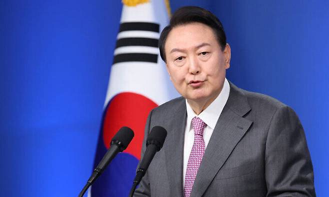 윤석열 대통령이 17일 서울 용산 대통령실 브리핑룸에서 열린 취임 100일 기자회견을 하고 있다. 대통령실통신사진기자단