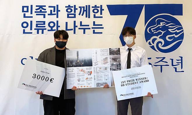 스카이하이브 스카이스크래퍼 챌린지에서 대상을 받은 영남대 건축학부 학생들. 왼쪽부터 최영현, 김동영.