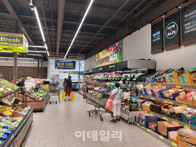 미국 뉴저지주 버겐필드에 위치한 독일계 저가형 마트 ‘알디’(Aldi)에서 소비자들이 장을 보고 있다. (사진=김정남 특파원)