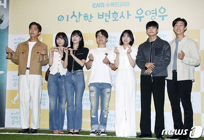 배우 주종혁(왼쪽부터)과 주현영, 하윤경, 감독 유인식, 박은빈, 강태오, 강기영이 18일 오후 서울 용산구 용산CGV에서 진행된 ENA채널 수목드라마 ‘이상한 변호사 우영우’ 마지막회 시청자 단체관람 이벤트 전 하트로 인사를 전하고 있다. '이상한 변호사 우영우'는 천재적인 두뇌와 자폐스펙트럼이 동시에 있는 신입 변호사 우영우(박은빈 분)의 대형 로펌 생존기를 그린 작품이다. 2022.8.18/뉴스1 ⓒ News1 권현진 기자