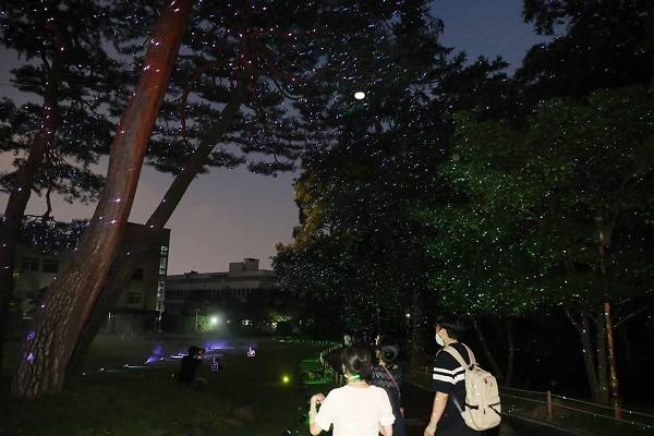 지난 7월 19일 서울 청와대에서 열린 '청와대, 한여름 밤의 산책' 사전 언론 공개 행사에서 참가자들이 반딧불 조명이 설치된 녹지원을 살펴보고 있다. (사진=문화체육관광부 국민소통실)