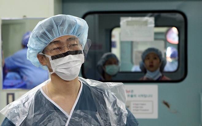 수원 아주대학교병원 수술실 이국종 교수가 수술 준비를 하고있는 모습. 정용일 기자