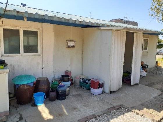 경기도 한 축사 옆 가건물 형태에서 두 아들과 사는 B씨 집의 모습. 사진 B씨 제공.