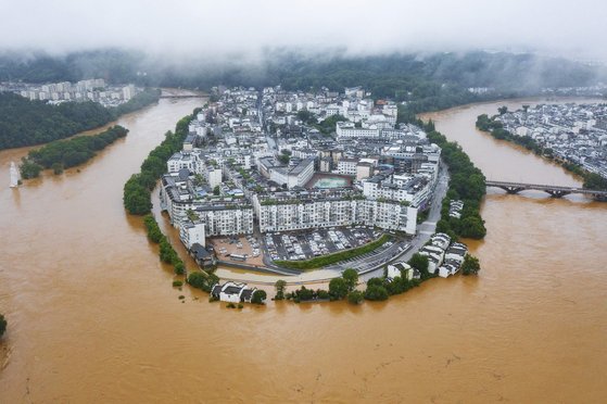지난 6월 20일 중국 중부 장시(江西)성 우위안 지역의 거리와 건물이 폭우로 흙탕물에 잠겨있다. AFP=연합뉴스