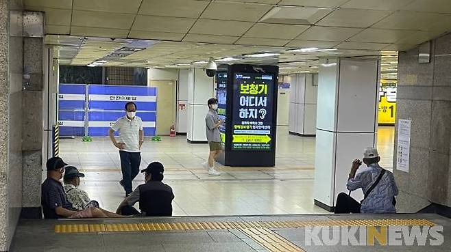 18일 종로3가역에서 노인들이 계단에 걸터앉아 더위를 피하고 있다. 사진=김은빈 기자