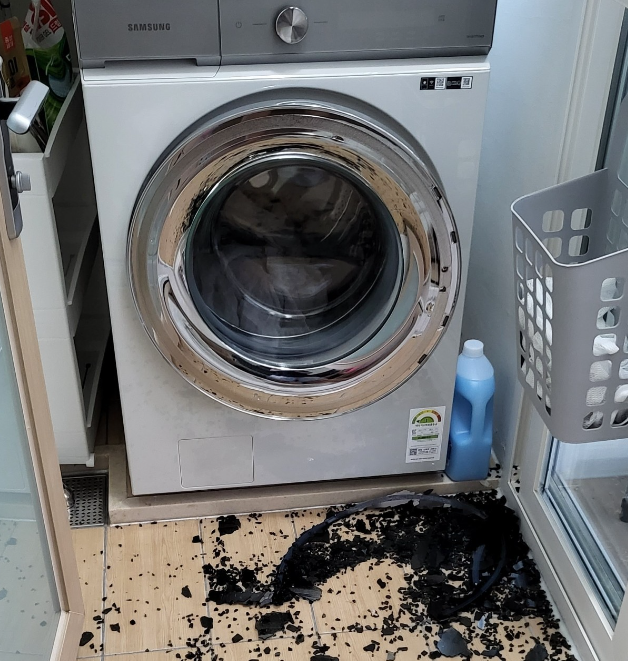 파손된 삼성전자 드럼세탁기 유리문. 사진=온라인 커뮤니티 캡처