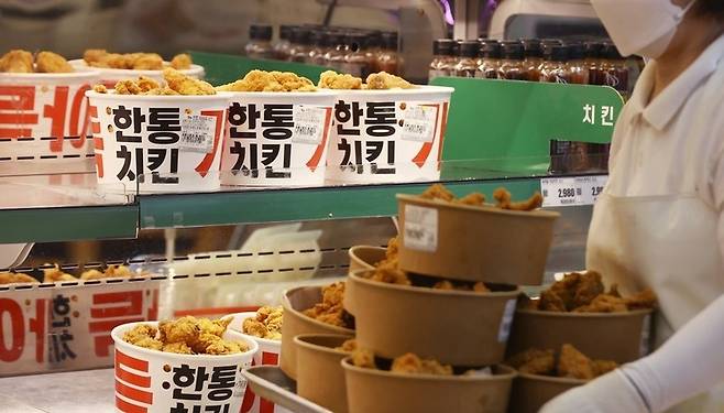 최근 대형마트에서 '초저가 치킨' 경쟁이 벌어지고 있다. / 사진 = 연합뉴스