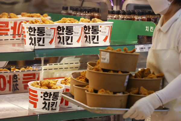 지난 10일 서울 시내 한 대형마트에서 직원이 치킨을 진열하고 있다. [사진 출처 = 연합뉴스]