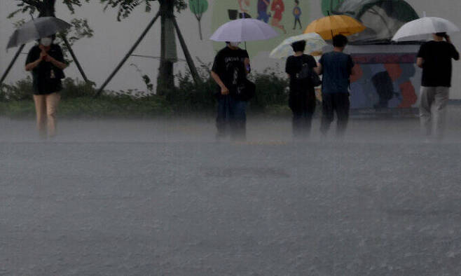 서울 지역에 오후부터 비가 내린 19일 서울 세종대로 광화문광장에서 우산을 쓴 시민들이 횡단보도를 건너고 있다. 연합뉴스