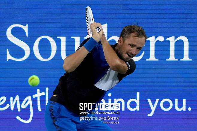 ▲ 다닐 메드베데프가 2022 ATP 투어 웨스턴 앤 서던 오픈에서 경기를 펼치고 있다.