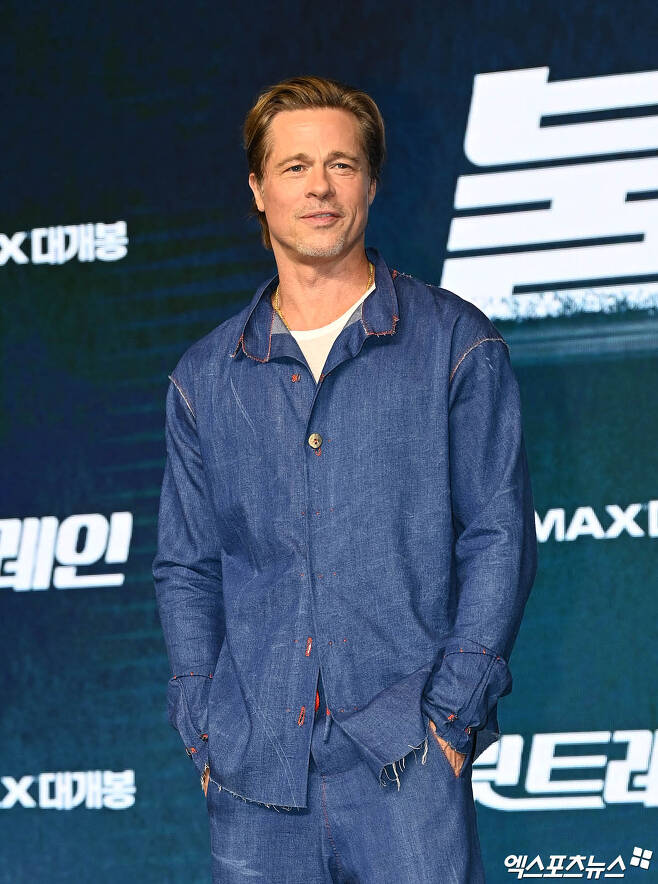 On the morning of the 19th, the press conference was held at the Conrad Hotel in Yeouido, Seoul.Actor Brad Bird Pitt, who attended the event, has photo time.