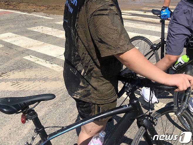 20일 오전 서울 서초구 세빛섬에서 동작대교로 향하는 자전거 도로에서 만난 고등학생 유모군(19)의 옷이 흙탕물에 완전히 젖어있다. 2022.8.20/뉴스1