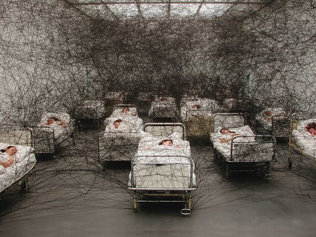 시오타 치하루, During Sleep, Performance and Installation, 스위스 루체른 쿤스트뮤지엄, 2002