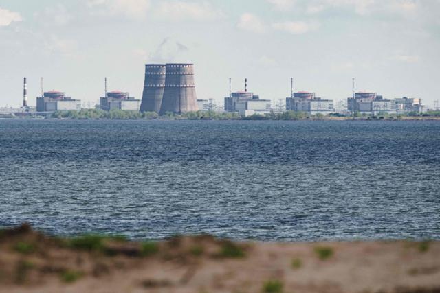 지난 4월 우크라이나 드니프로강 건너 인근 도시 니코폴에서 바라본 자포리자 원전 모습. 니코폴=AFP 연합뉴스