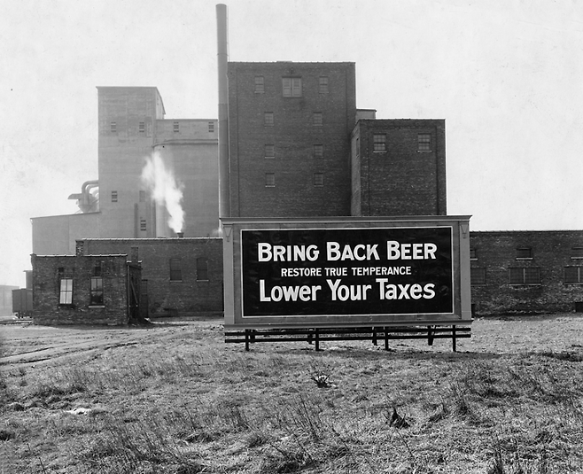 미국 밀워키 맥주 공장 밖에 걸려있는 간판. ‘맥주를 되돌려주고 소득세를 낮춰라’라고 쓰여있다. 세종 제공.