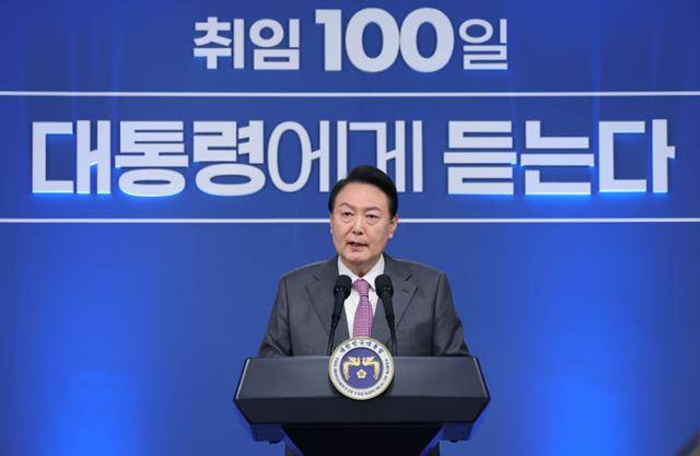 윤석열 대통령이 17일 용산 대통령실 청사에서 취임 100일을 맞아 연 공식 기자회견에서 소회와 국정운영 구상을 밝히고 있다. 서재훈 기자