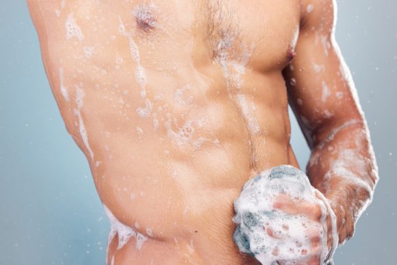 비누 칠을 하고 샤워하는 근육질의 남성. 너무 잦은 샤워는 썩 좋지 않다. [사진=게티이미지뱅크]