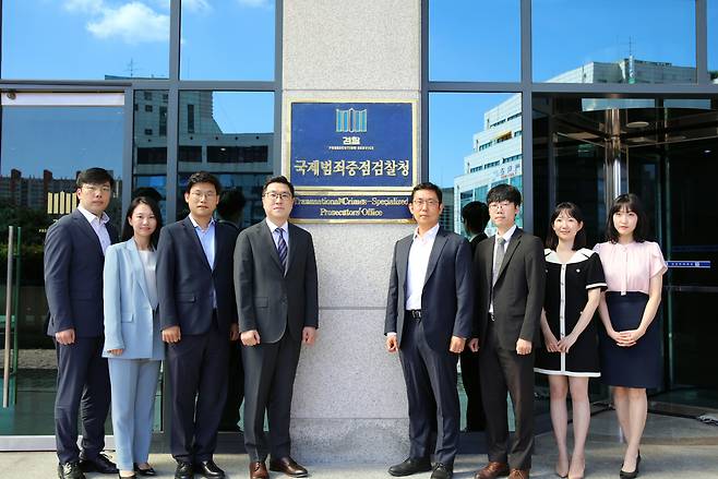 인천광역시 미추홀구 인천지방검찰청에서 국제범죄수사부와 강력범죄수사부 검사들이 조선비즈와의 인터뷰에 앞서 포즈를 취하고 있다. 왼쪽부터 나상현 검사, 정주희 검사, 이재인 검사, 김태형 부장검사, 김한민 검사, 김지웅 검사, 오정은 검사, 박아름 검사./인천지검