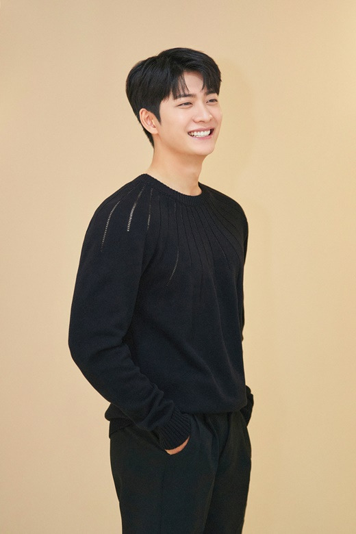 Actor Kang Tae-oh has been on the list of popular male actors at once with ENA Extraordinary Attorney Woo.He has been attracting attention as a good work ahead of his enlistment this year, and he is a big man who has not been a bit sad.Kang Tae-oh made his debut in 2013 with the web drama After School.At that time, he made his face known in a unique format of actor group Surprise member, and Seo Kang-joon, the only, resonance, and Lee Tae-hwan.Since then, the members have been loved and loved one after another, and Kang Tae-oh has been patient waiting for the moment to see the light with steady work activities and Acting growth.Kang Tae-oh said, I wanted to have a time when I worked hard someday, rather than being hard to get attention first.I only sell one well, and I went to the same place for 10 years, he said. I wanted to know one day when I was digging in Hangil.I always wanted to do Plex if the members bought a lot of delicious things, but I always ate it. Some days I did not have money, but I bought rice if I pretended to have it. Now its my turn to do Plex, he said with a bright smile.Kang Tae-oh said: Resonance recently came out on vacation and I saw my face, it seems like Im far away, but its good to be cheering close.I think that if it was not Surprise, there would not have been any colleagues like this. Kang Tae-oh said, I am very aware of this work, and I feel that I have to work harder and straighter in the future because there are more people watching me.It is a work that can whip. As it was a hotly loved work, Kang Tae-oh said, I tried to see it well, he said.After seeing the feedback on the work, I felt more conscious and burdened.I did not want to see the reaction as much as possible, he said. I also thought I would not, but Damage came hard about the evil.No matter how many good articles there are, if there is one bad word, the slurs are stuck. Kang Tae-ohs simple character was also revealed in the Plex list, which he stressed, I want to do Plex, too, but said, I like the battery, so I think Ill change that.Mother is a bad back, but he is sitting for a long time, he said. It is my goal to work hard until I go to Army and stop Mothers work.I can Plex the cost of living, he smiled brightly.Finally, Kang Tae-oh said, I am really surprised and grateful for the love for Wooyoungwoo.I only feel that, he said. I finished my work, but maybe eight weeks so far were not the fastest eight weeks of the year.I finished this work and rested for a while, but after that, I will appear in the work again, so I hope you will support me a lot. 
