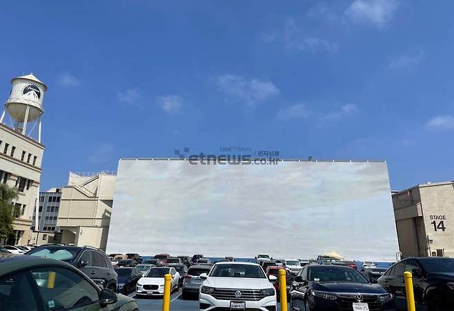 파라마운트 픽처스 스튜디오 내 대형 수중씬 촬영장. 주위 주차장보다 낮게 위치해있으며 촬영할 때 물을 채워 활용한다. 뒤에 벽면은 컴퓨터그래픽(CG) 등에 활용하는 배경화면. 평소에는 주차장으로 이용한다.