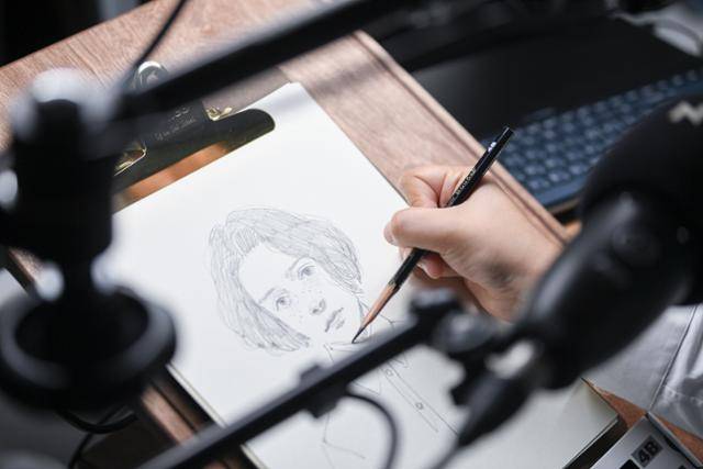 서울 성북구 동소문동에 위치한 '이연 스튜디오' 작업실에서 연수씨가 연필 드로잉을 하고 있다. 김하겸 인턴기자