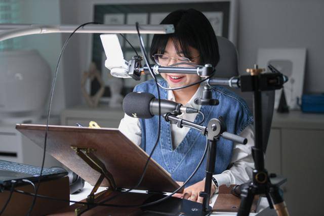 드로잉 콘텐츠를 촬영하는 연수씨의 책상. 이 책상에서 매일 그림을 그리고 글을 쓴다. 김하겸 인턴기자
