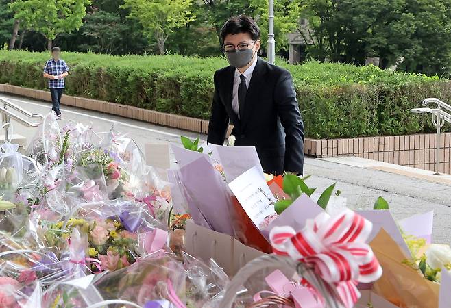 꽃을 보며 계단을 오르는 한동훈 장관. 뉴스1