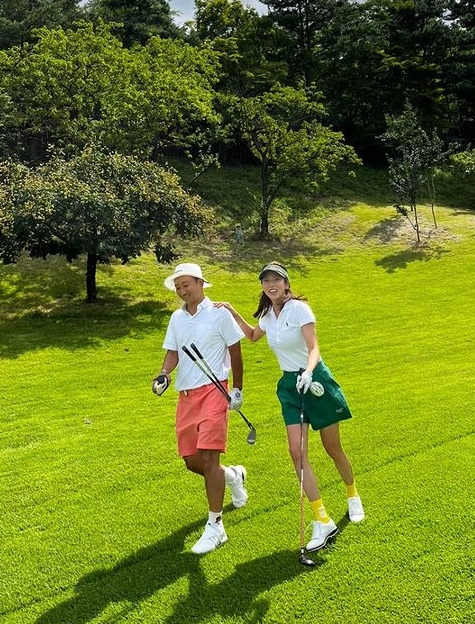 Singer Son Dam-bi has shared her honeymoon routine with husband Lee Kyou-hyuk.Son Dam-bi posted a picture on his Instagram story on Monday with a hand-hat-shaped emoticon.In the open photo, Son Dam-bi is staring at the camera as she walks alongside her husband Lee Kyou-hyuk, who is enjoying a relaxing time with a bright smile.Son Dam-bi and Lee Kyou-hyuk are seen visiting the golf course and enjoying their hobby; the couple showed off their warm charm in white-colored short-sleeved tops.Meanwhile, Son Dam-bi posted a Wedding ceremony with former speed skater Lee Kyou-hyuk on May 13.The two of them appeared on the recently broadcasted SBS entertainment program Sangmyongmong 2 - You are My Destiny and released the proposal.Photo: Son Dam-bi Instagram